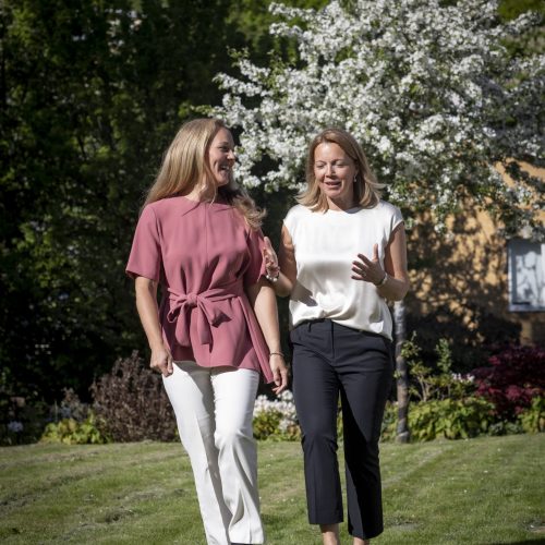 Peggy & Cissi promenad med händer